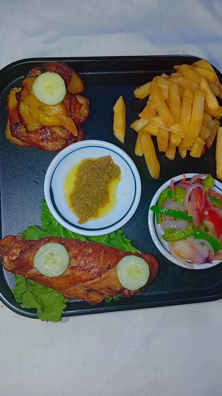 Ailerons braisés avec frites, alloco et salade