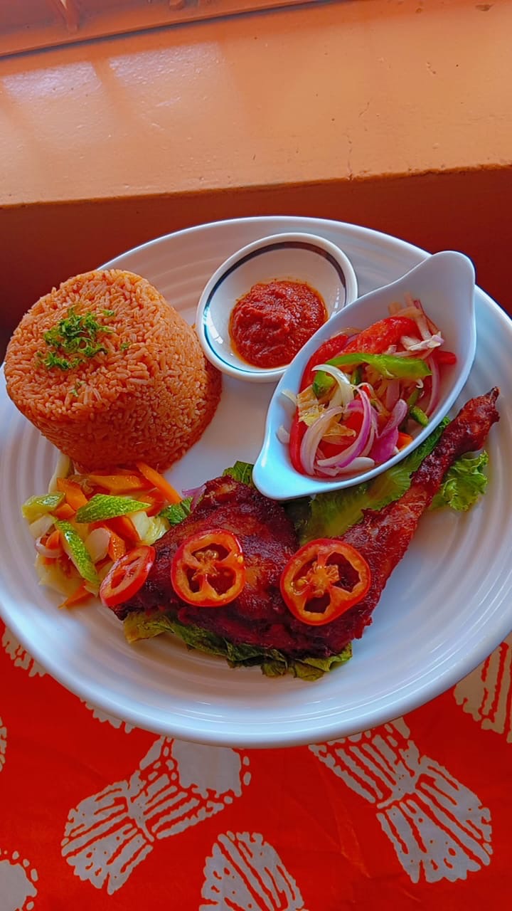 Ailerons avec riz gras et crudités