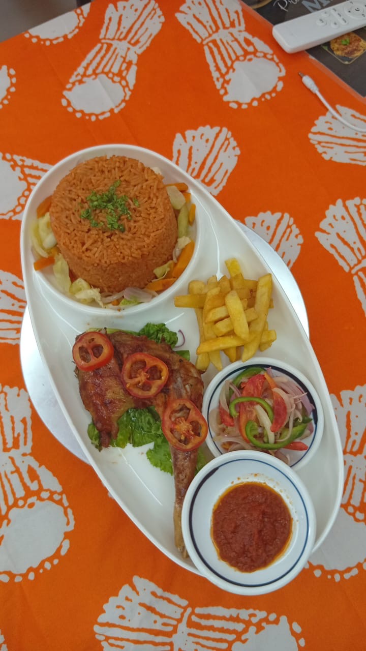 Ailerons avec riz gras, frites et salade