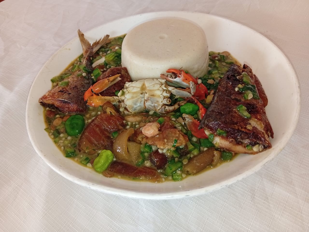 Pâte blanche avec sauce gombo, crabe et poisson