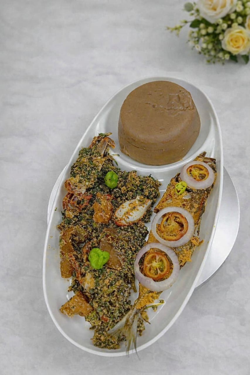 Légumes avec pâte noire, crabe et poisson