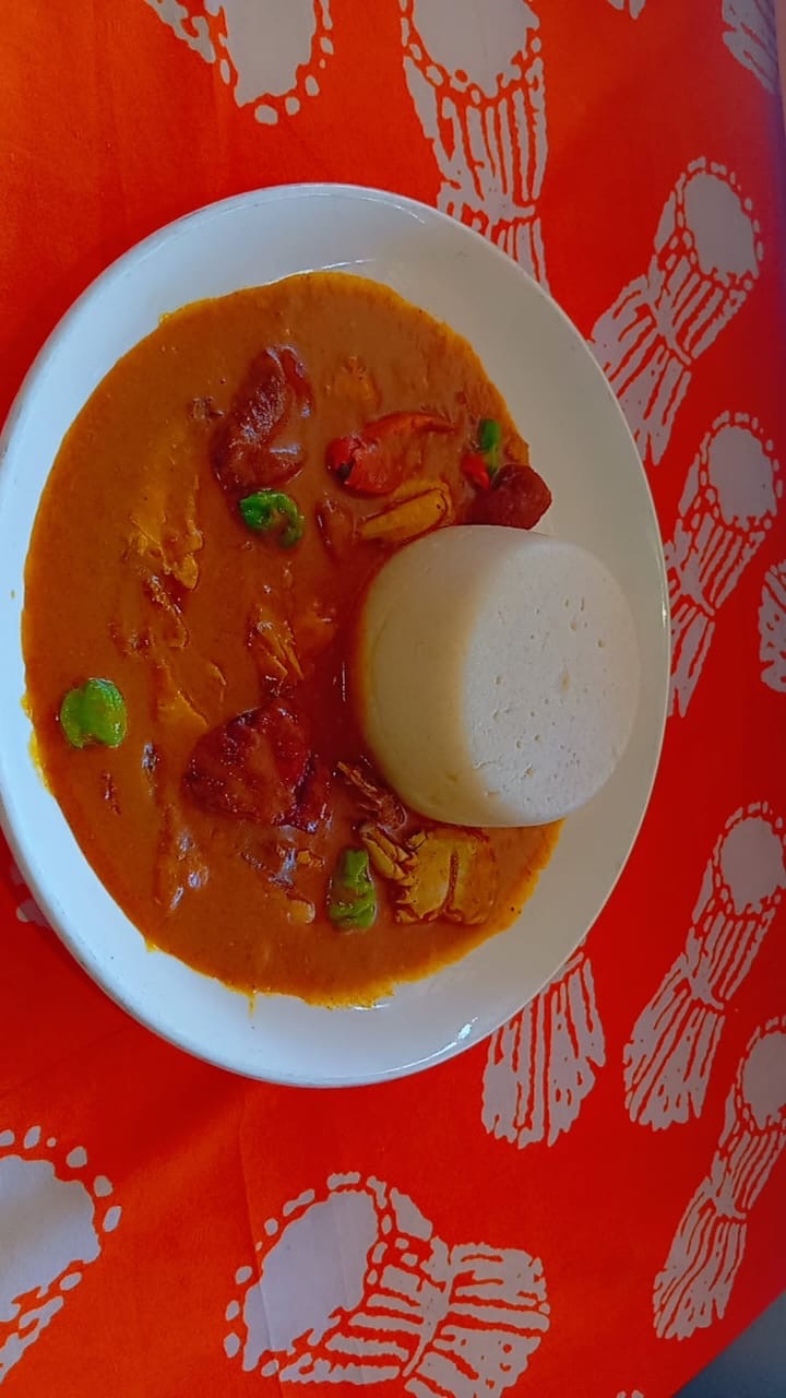 Pâte blanche avec sauce rouge