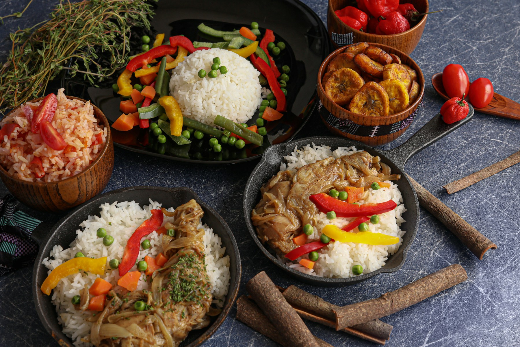 Table ouest-africaine avec poulet yassa, riz, légumes et piments